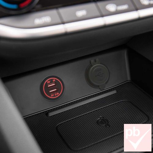 Szivargyújtó helyére építhető dupla USB töltő aljzat (piros világítással)