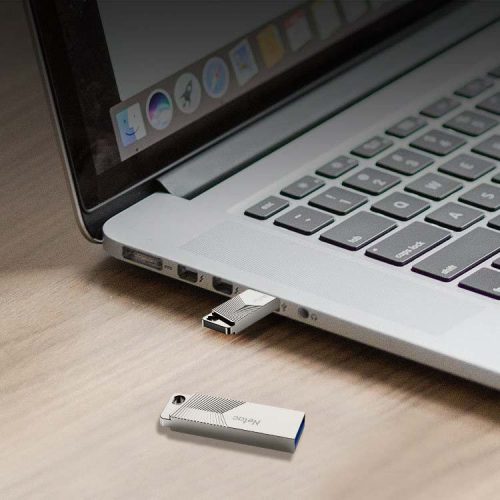 Netac UM1 kompakt 128GB USB 3.2 pendrive fém burkolattal